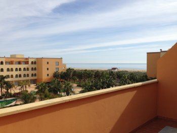 Acogedor apartamento de dos dormitorios, en primera linea de playa con magnificas vistas al mar.