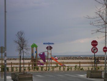 Se alqila!!!! 350 euros!!!!! 15 metros de la playa primera linea piso de 70 mteros.