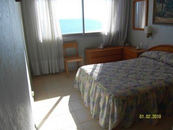 dormitorio con vistas al mar