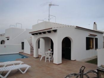 Chalet individual en Cala Blanca de 70m² en parcela de 200m² con piscina.