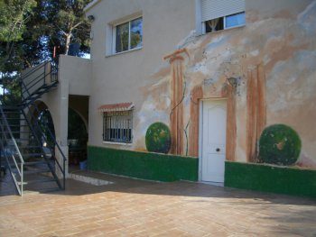villa con dos plantas, se alquila planta baja, independiente,intimidad