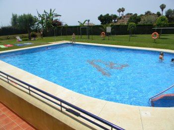 precioso apartamento de dos dormitorios en benajarafe ,costa del sol con dos piscinas y a 100 metros de la playa