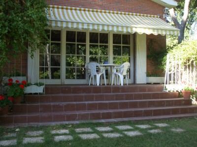 alquilo chalet en urbanización de lujo con acceso restringido y amplias medidas de seguridad, ubicada en un bosque de pinos