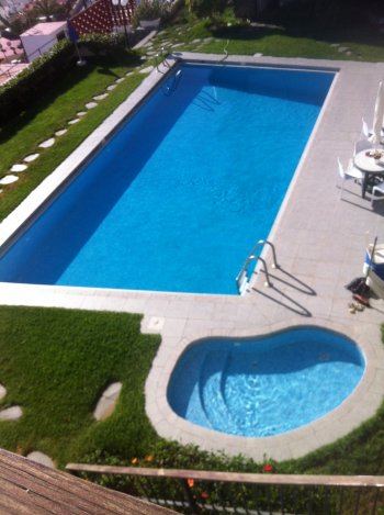 Apartamento con piscina y vistas a la ciudad y al mar