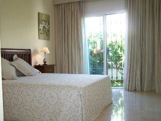 Chalet Adosado en la Milla de Oro con jardíny piscina comunitarias (5)