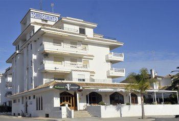 Apartamentos vacacionales frente al mar.