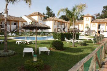 Chalet adosado en la urbanización golf playa iv, de islantilla en primera línea del campo de golf