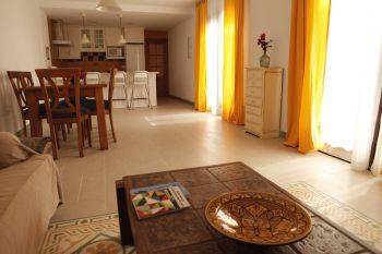 salón con cocina americana