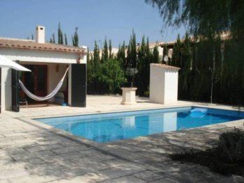 Casa ones de mar, con jardín y piscina a10 min de la playa.