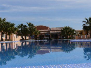 Vacaciones tranquila del sol playa y piscina  (2)