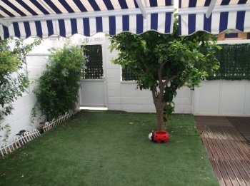 terraza delantera con toldos