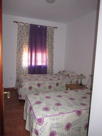 Dormitorio con dos camas individuales