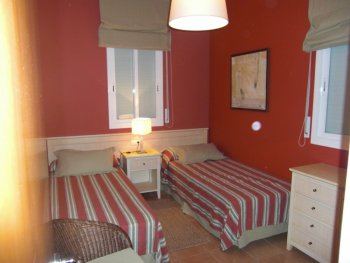 Se alquila casa pareada en club de golf bonmont en mont-roig del camp con piscina comunitaria.