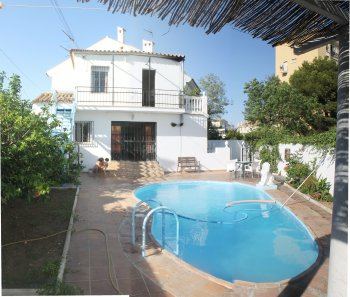 Se alquila estupendo chalet para 6 personas.