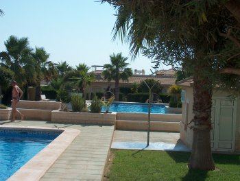 Las 2 piscinas y jardin