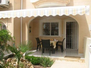 Terraza y entrada de la casa