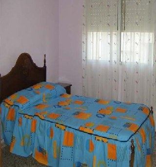 Alquilo piso de 4 habitaciones, remodelado y económico. Para veran (3)