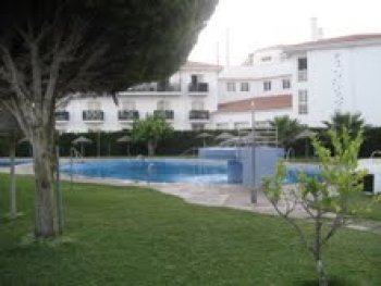 Adosado en urbanización perla de andalucÍa junto a la playa de calahonda con piscinas y zonas ajardinadas.