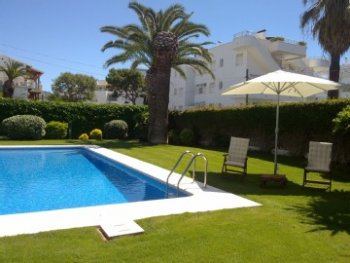 Preciosa villa de 400m2 habitables y 800m2 de jardín con piscina