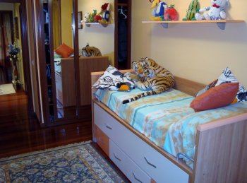 dormitorio con dos camas y vistas al jardÃ­n y piscina