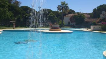 Casa adosada tranquila con jardin padel y piscina cerca de todo, playa, golf, supermercados, restaurantes.....