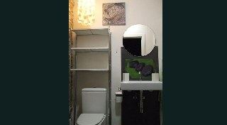 BaÃ±o con ducha en el salon-comedor