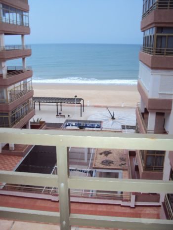 Alquiler de apartamento en Matalascañas. Primera línea de playa. (1)