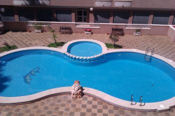 Apartamento semi nuevo con piscina