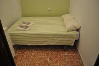 Habitación con cama de matrimonio.