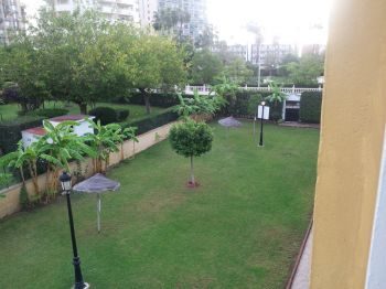 jardines y piscina