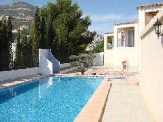 Casa adosada con piscina, terraza y barbacoa en urbanización con playa propia
