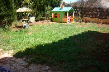 Adosado dos plantas, jardin y barbacoa (2)