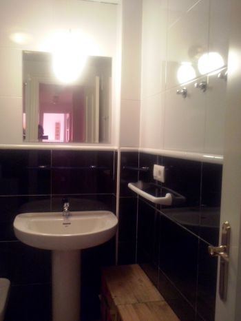Baño recién restaurado con mampara de ducha