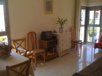 Amplio y con 2 balcones  (2)