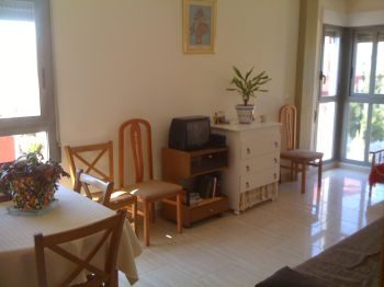 Amplio y con 2 balcones  (1)