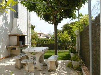 jardín con barbacoa