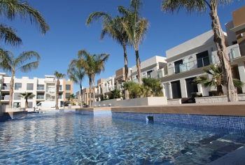 Planta baja enfrente de la piscina (2)
