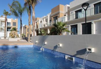 Planta baja enfrente de la piscina (3)