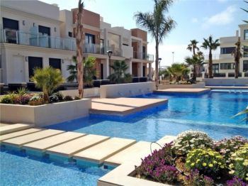 Planta baja enfrente de la piscina (4)