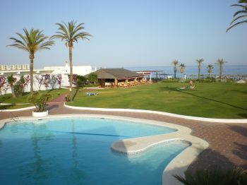 piscina y jardin privado en la playa