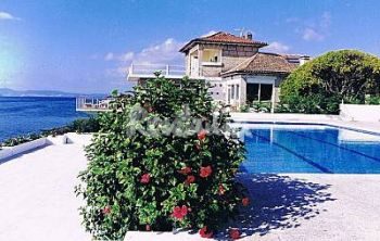 Jardín de la casa junto al mar