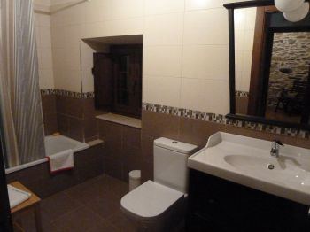 baño primera planta con bañera y ducha