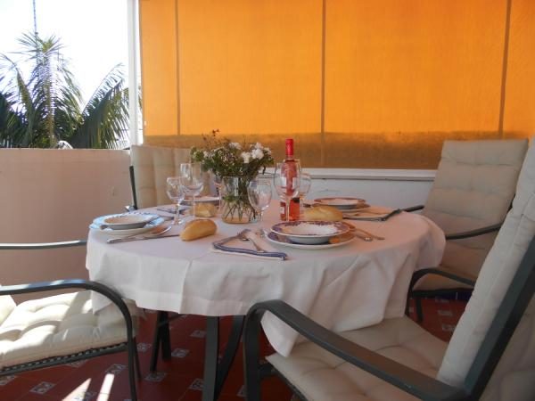 Amplia terraza privada (30m2), muy soleada (orientación sur), con toldo y muebles de jardín, ideal para tomar el sol, comer al aire libre, leer por las tardes, etc.